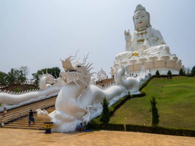 Huay Pla Klang Tapınağı (Merhamet Tanrıçası) manzarası. Chiang Rai, Tayland 'da.