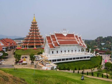 Huay Pla Klang Tapınağı (Merhamet Tanrıçası) manzarası. Chiang Rai, Tayland 'da.