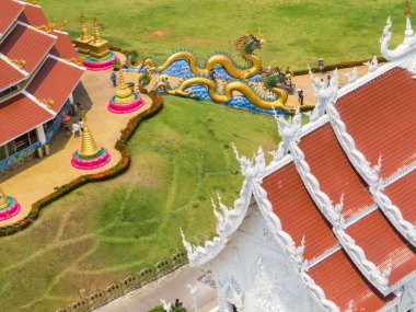 Huay Pla Klang Tapınağı (Merhamet Tanrıçası) manzarası. Chiang Rai, Tayland 'da.