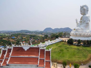 Huay Pla Klang Tapınağı (Merhamet Tanrıçası) manzarası. Chiang Rai, Tayland 'da.
