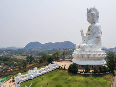 Huay Pla Klang Tapınağı (Merhamet Tanrıçası) manzarası. Chiang Rai, Tayland 'da.