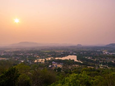Wat Phrathat Doi Khao Kwai 'nin günbatımı manzarası. Chiang Rai, Tayland 'da.