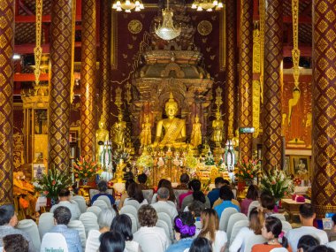 Chiang Mai, Tayland - 12 Nisan 2024 Wat Chiang Man 'da dua edenler.