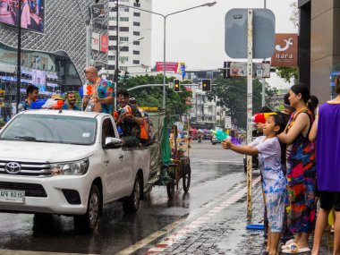 Chiang Mai, Tayland - 12 Nisan 2024: Şehir merkezinde halk ünlü Songkran Festivali 'ni kutluyor.