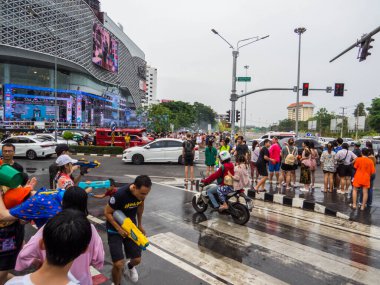 Chiang Mai, Tayland - 12 Nisan 2024: Şehir merkezinde halk ünlü Songkran Festivali 'ni kutluyor.