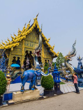 Chiang Rai, Tayland - 14 Nisan 2024: Mavi Tapınak (veya Wat Rong Suea)).