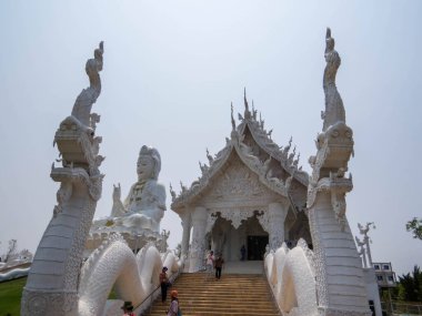 Chiang Rai, Tayland - 14 Nisan 2024: Huay Pla Klang Tapınağı (Merhamet Tanrıçası).