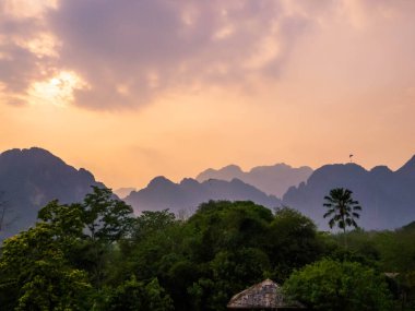 Laos 'taki Vang Vieng köyünün üzerinde gün batımı