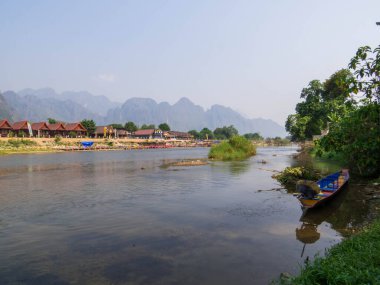 Laos 'taki Vang Vieng köyünün manzarası