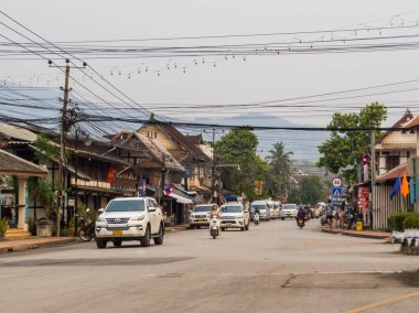 Luang Prabang - 19 Nisan 2024: Eski kasabanın sokak manzarası.