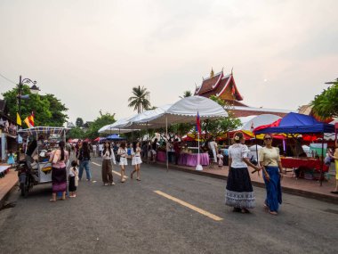 Luang Prabang, Laos - 19 Nisan 2024: Gece Pazarı.