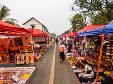 Luang Prabang, Laos - 19 Nisan 2024: Gece Pazarı.