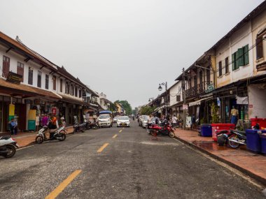 Luang Prabang, Laos - 19 Nisan 2024 Sisavangvong Yolu manzarası.