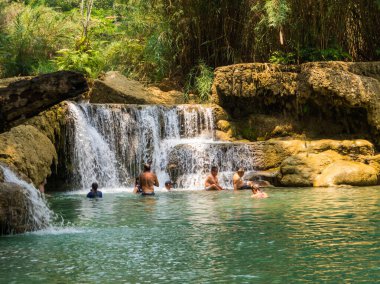 Luang Prabang, Laos - 20 Nisan 2024: Kuang Şelalesinde İnsanlar.