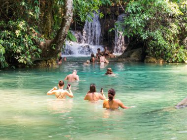 Luang Prabang, Laos - 20 Nisan 2024: Kuang Şelalesinde İnsanlar.