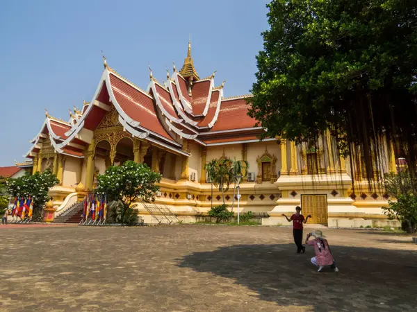 Vientiane, Laos - 16 Nisan 2024: Luang 'ın kuzeyinde poz veren turist.
