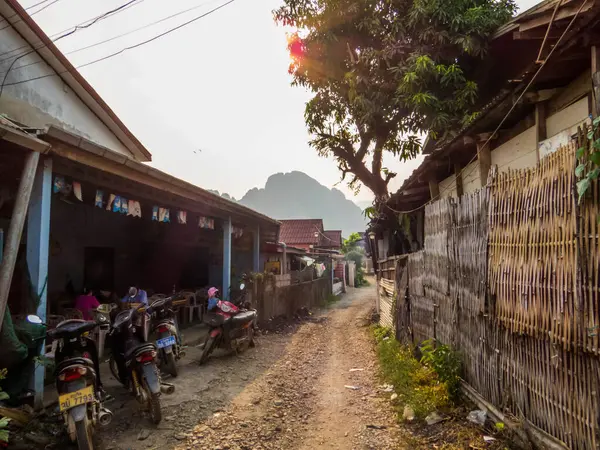 Vang Vieng, Laos - 17 Nisan 2024: Merkezin sokak manzarası.
