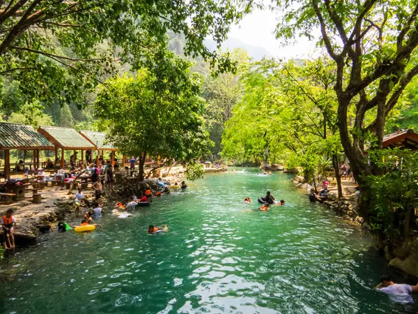 Vang Vieng, Laos - 18 Nisan 2024: Mavi Göl 1.