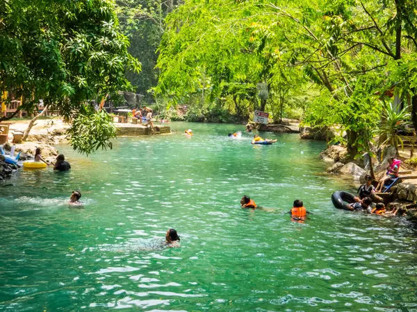 Vang Vieng, Laos - 18 Nisan 2024: Mavi Göl 1.