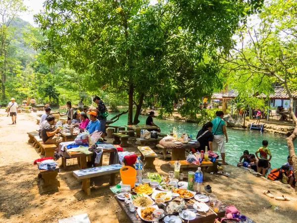 Vang Vieng, Laos - 18 Nisan 2024: Mavi Göl 1.