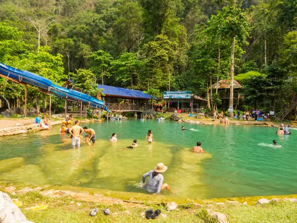 Vang Vieng, Laos - 18 Nisan 2024: Mavi Göl 2.