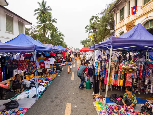 Luang Prabang, Laos - 19 Nisan 2024: Gece Pazarı.