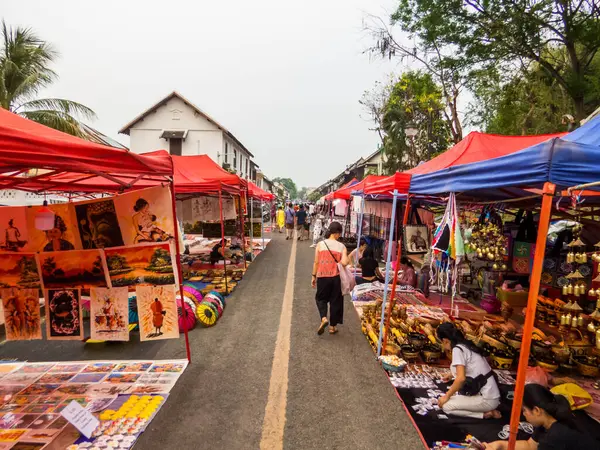 Luang Prabang, Laos - 19 Nisan 2024: Gece Pazarı.