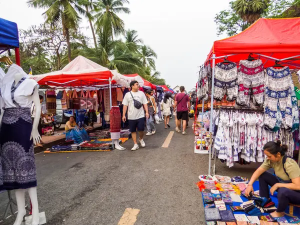 Luang Prabang, Laos - 19 Nisan 2024: Gece Pazarı.