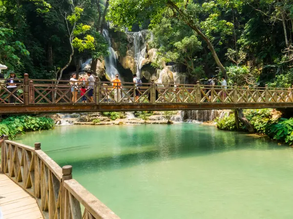 Luang Prabang, Laos - 20 Nisan 2024: Kuang Şelalesinin önündeki insanlar.