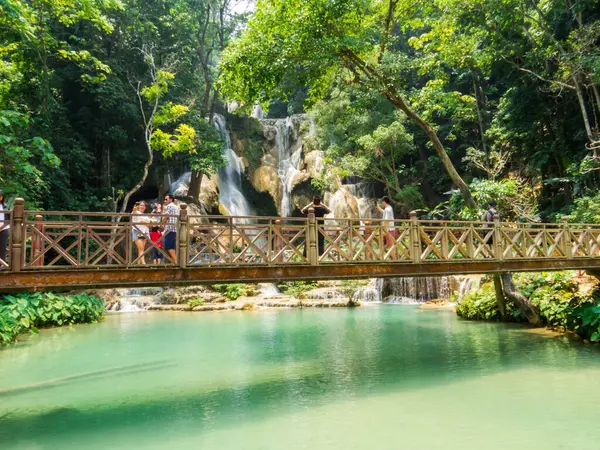 Luang Prabang, Laos - 20 Nisan 2024: Kuang Şelalesinin önündeki insanlar.