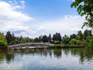 Lijiang, Yunnan, Çin 'deki Kara Ejder Köprüsü' nün manzarası