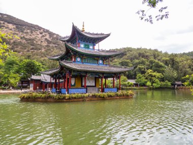 Lijiang, Yunnan, Çin 'deki Kara Ejder Havuzu