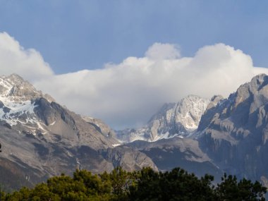 Lijiang, Yunnan, Çin 'deki Yeşim Ejder Kar Dağı' nın (veya Yulong Kar Dağı) gündoğumu manzarası