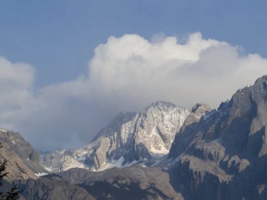 Lijiang, Yunnan, Çin 'deki Yeşim Ejder Kar Dağı' nın (veya Yulong Kar Dağı) gündoğumu manzarası