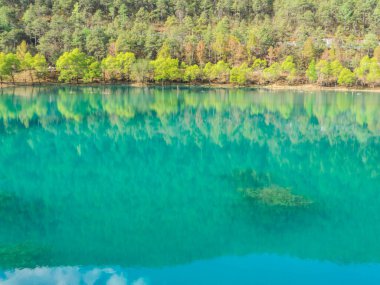 Lijiang, Yunnan, Çin 'deki Mavi Ay Vadisi' nde yansımalar