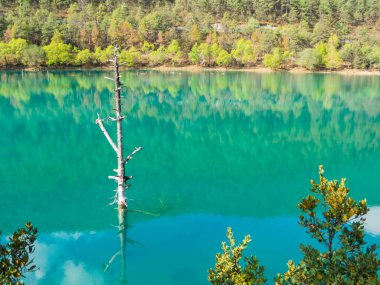 Lijiang, Yunnan, Çin 'deki Mavi Ay Vadisi' nde yansımalar