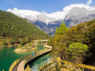 Mavi Ay Vadisi ve Yeşim Ejder Kar Dağı (veya Yulong Kar Dağı) manzarası. Lijiang, Yunnan, Çin 'de