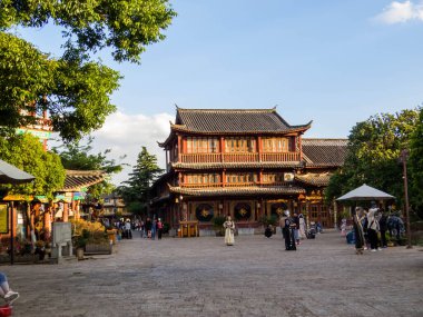 Lijiang, Çin - 24 Nisan 2024: Eski kentte gün batımında Picturesque Caddesi.