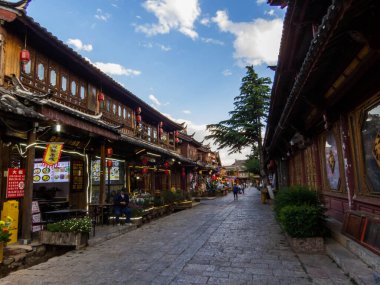 Lijiang, Çin - 24 Nisan 2024: Eski kentte gün batımında Picturesque Caddesi.