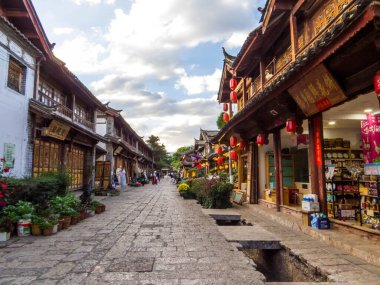 Lijiang, Çin - 24 Nisan 2024: Eski kentte gün batımında Picturesque Caddesi.
