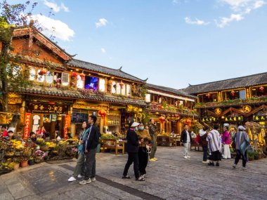 Lijiang, Çin - 24 Nisan 2024: Eski kentte gün batımında Picturesque Caddesi.