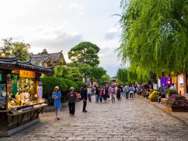 Lijiang, Çin - 24 Nisan 2024: Eski kentte gün batımında Picturesque Caddesi.