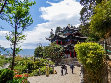 Lijiang, Çin - 25 Nisan 2024: Geleneksel Çin Pagoda 'sı.