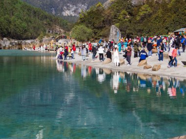 Lijiang, Çin - 26 Nisan 2024: Mavi Ay Vadisi 'nde turistler.
