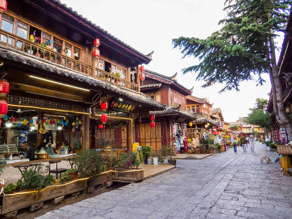 Лицзян, Китай - 24 апреля 2024 года: Улица Пиктуризм в старом городе на закате.