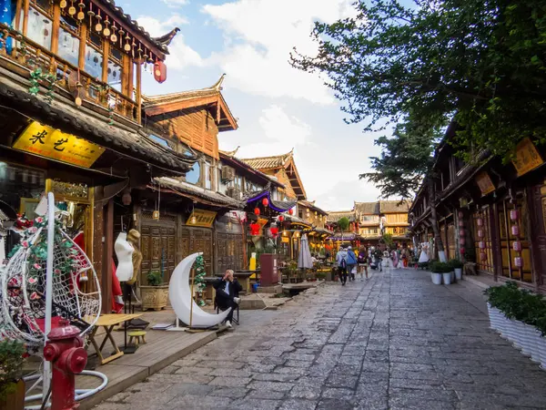 Lijiang, Çin - 24 Nisan 2024: Eski kentte gün batımında Picturesque Caddesi.