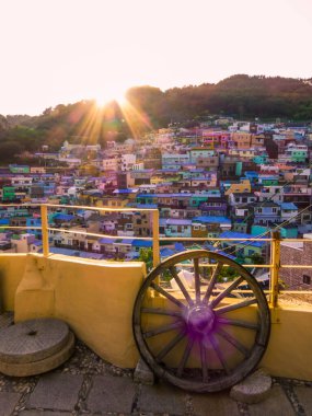 Güney Kore, Busan 'daki Gamcheon Kültür Köyü' nün gün batımı manzarası