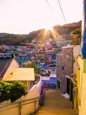 Güney Kore, Busan 'daki Gamcheon Kültür Köyü' nün gün batımı manzarası