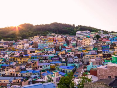 Güney Kore, Busan 'daki Gamcheon Kültür Köyü' nün gün batımı manzarası