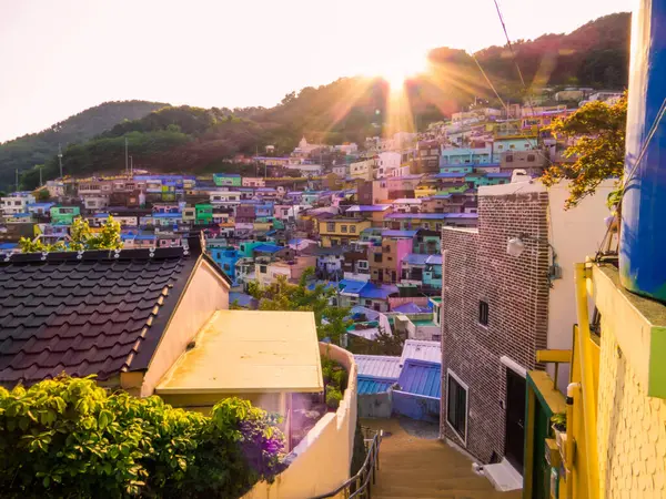Güney Kore, Busan 'daki Gamcheon Kültür Köyü' nün gün batımı manzarası